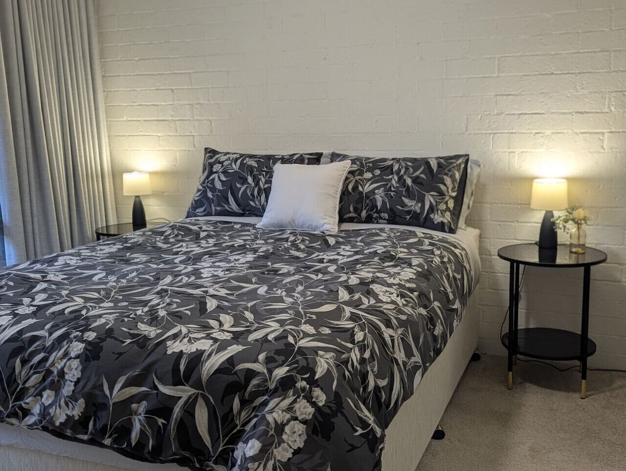 2 室のベッドルーム、デスク、アイロン / アイロン台、WiFi