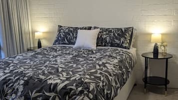 2 bedrooms, desk, iron/ironing board, WiFi
