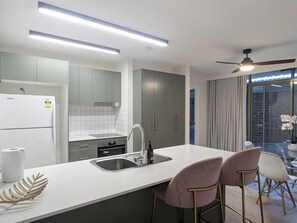 Frigorifero, microonde, forno, piano cottura