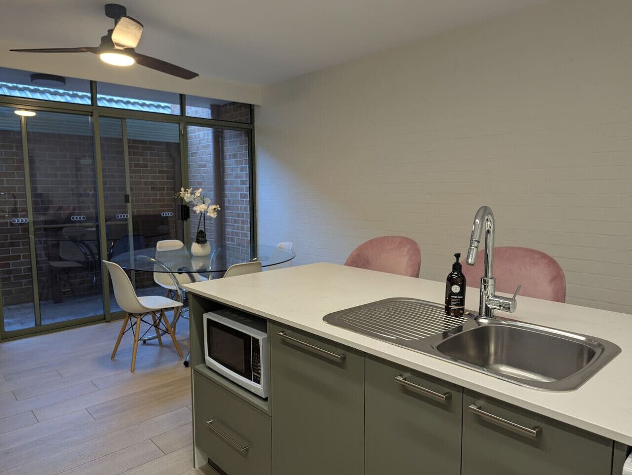 Jääkaappi, mikroaaltouuni, uuni, liesi