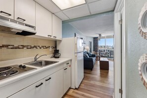 Fridge, coffee/tea maker, blender