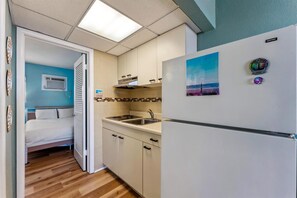 Fridge, coffee/tea maker, blender