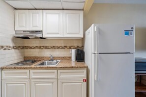 Fridge, coffee/tea maker, blender