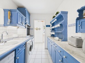 Køleskab, mikrobølgeovn, ovn, kogeplade