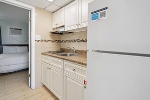 Fridge, coffee/tea maker, blender