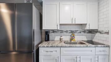 Frigorifero, macchina per tè/caffè, tostapane, frullatore