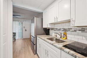 Fridge, coffee/tea maker, blender