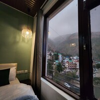 Quarto solteiro, sacada, vista para a montanha | Escrivaninha, espaço de trabalho para notebook, Wi-Fi de cortesia
