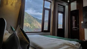 Quarto solteiro, sacada, vista para a montanha | Escrivaninha, espaço de trabalho para notebook, Wi-Fi de cortesia