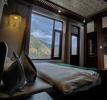 Quarto solteiro, sacada, vista para a montanha | Escrivaninha, espaço de trabalho para notebook, Wi-Fi de cortesia