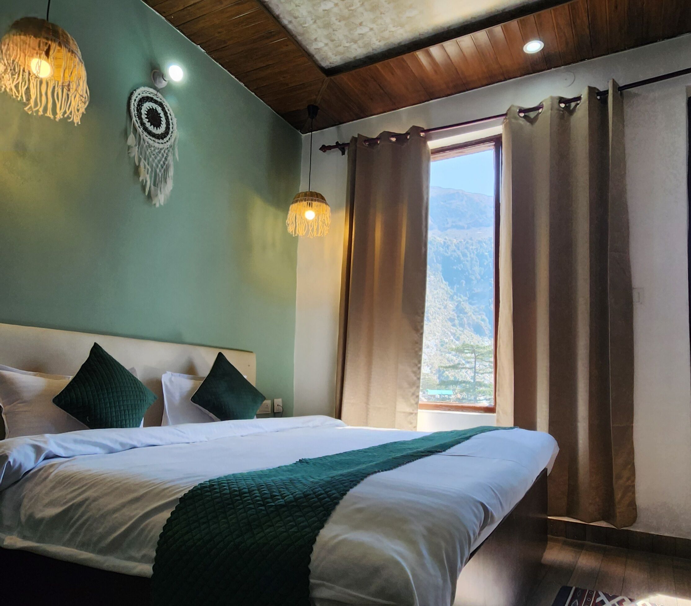 Desk, laptop workspace, free WiFi, bed sheets