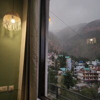 Habitación clásica con 1 cama doble o 2 individuales, balcón, vistas a la montaña | Escritorio, espacio para trabajar con un portátil, wifi gratis