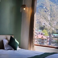 Quarto solteiro, sacada | Escrivaninha, espaço de trabalho para notebook, Wi-Fi de cortesia