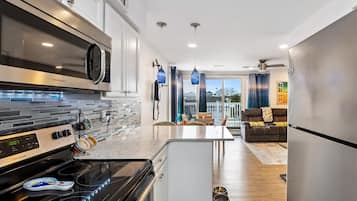 Kühlschrank, Ofen, Geschirrspüler, Wasserkocher mit Kaffee-/Teezubehör