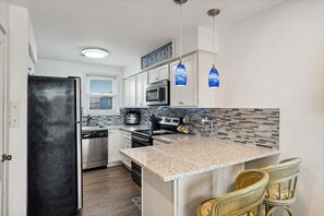 Réfrigérateur, four, lave-vaisselle, cafetière/bouilloire