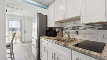 Réfrigérateur, cafetière-théière, mélangeur