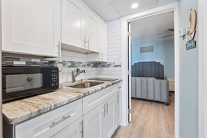 Fridge, coffee/tea maker, blender