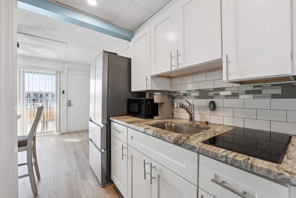 Réfrigérateur, cafetière/bouilloire, blender