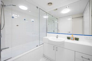 Dusche, Haartrockner, Handtücher