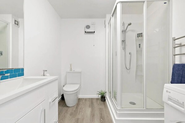 Regadera, toallas, jabón, papel de baño 