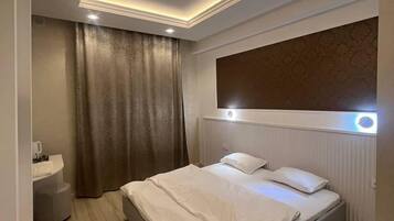 Classic-huone, näköala puutarhaan | Työpöytä, kannettavalle tietokoneelle sopiva työtila, pimennysverhot