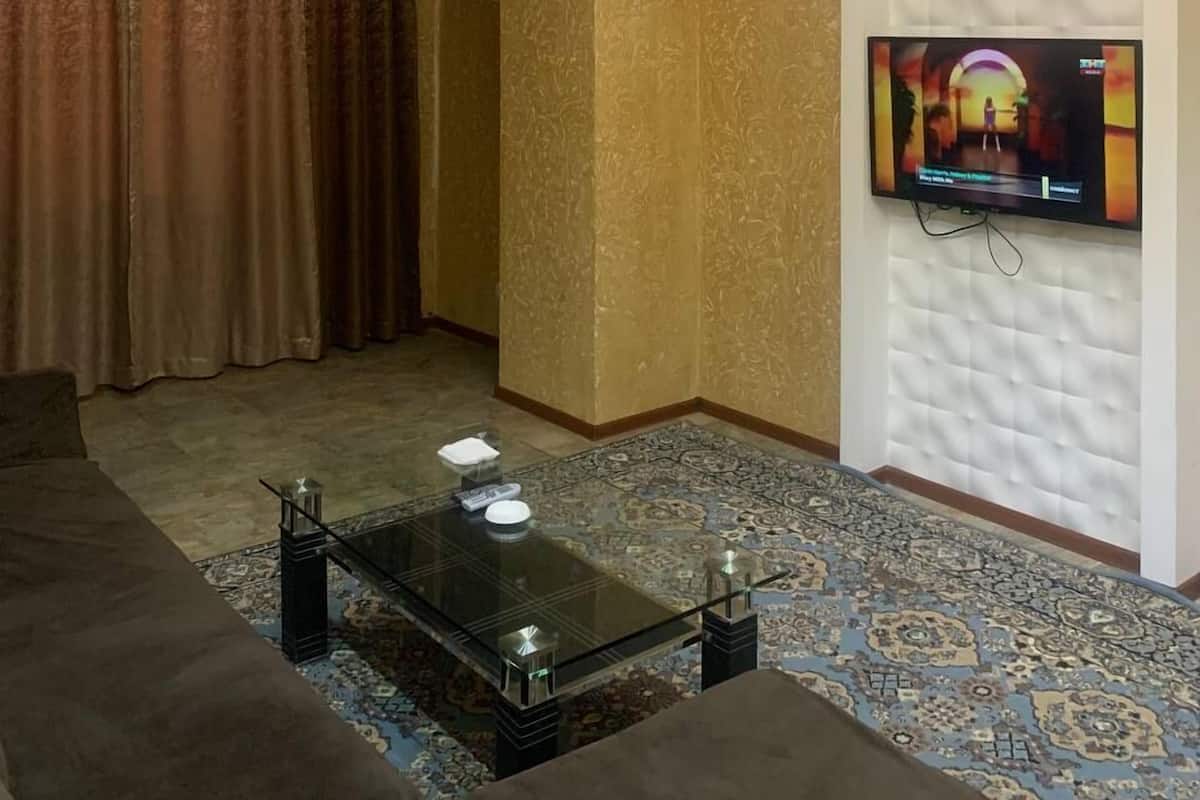 2 bedrooms, desk, laptop workspace, blackout curtains