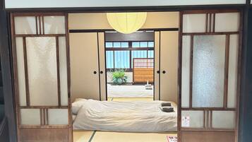 3 bedrooms, in-room safe, WiFi, bed sheets