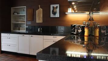 Een koelkast, een magnetron, een oven, een kookplaat