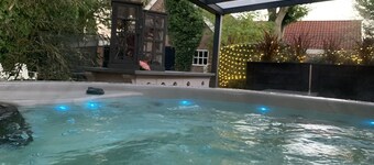 Cozy villa with wellness tub, sauna and garden