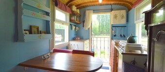 Gypsy Caravan in Weideblick with Farm Animals