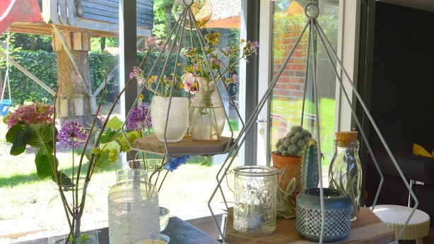 Une table sur laquelle se trouvent divers récipients en verre et une lampe suspendue.