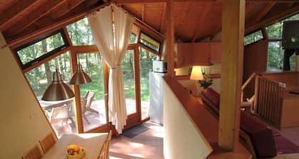 Modern Lakeside Escape