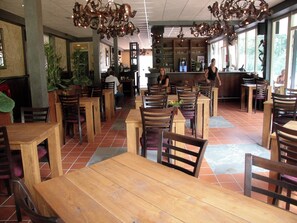 Dining - Modern Lakeside Escape (Herpen)