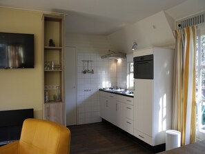 Een koelkast, een magnetron, een oven, een vaatwasser