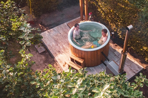 Outdoor spa tub