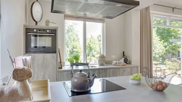Fridge, microwave, dishwasher, coffee/tea maker