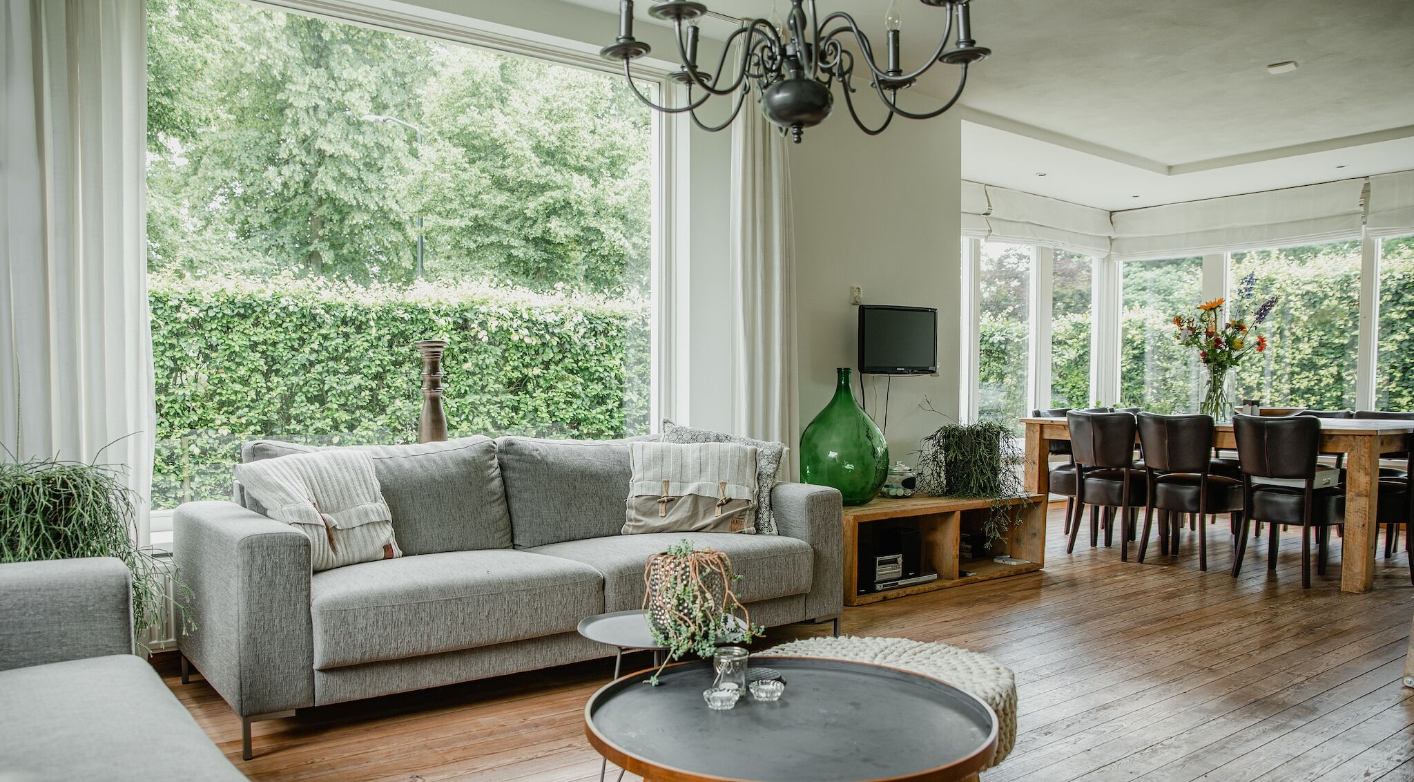 Smart TV, fireplace, DVD player, stereo