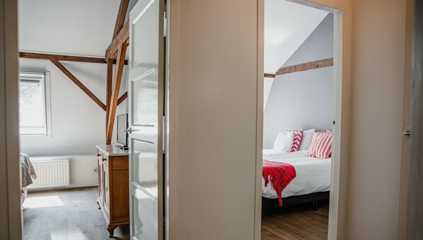 3 habitaciones, tabla de planchar con plancha y acceso a internet