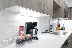 Fridge, microwave, oven, stovetop - NEW BUILD-ideal San Diego location, Little Italy, Gaslamp-WiFi, AC, 2x King beds (San Diego)