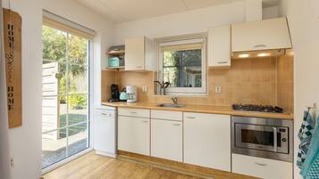 Een koelkast, een magnetron, een kookplaat, een vaatwasser