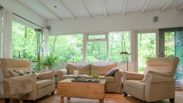 Una televisión, un reproductor de DVD, un reproductor estéreo