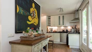 Microondas, horno, placa de cocina y lavavajillas