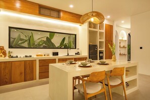 Villa, 1 trĂšs grand lit, patio, vue sur la piscine | Salle Ă manger