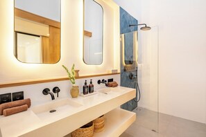 Villa, 1 King Bed, Patio, Pool View | Bathroom