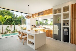 Villa, 1 trĂšs grand lit, patio, vue sur la piscine | Salle Ă manger