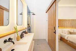 Villa, 1 cama de matrimonio grande, patio, vistas a la piscina | Baño | Ducha, artículos de higiene personal gratuitos y secador de pelo