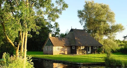 Villa rustique-chic avec toit de chaume