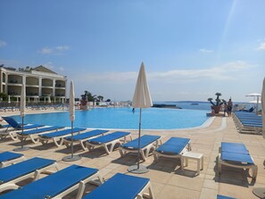 Outdoor pool - Superb 2/3-room apartment with terrace and pool. View of boats and islands. (Cannes)