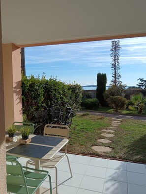 Outdoor dining - Superb 2/3-room apartment with terrace and pool. View of boats and islands. (Cannes)