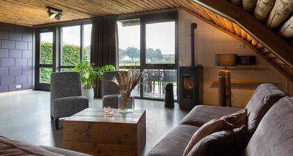 Bungalow mit dekorativem Kamin auf dem Bauernhof